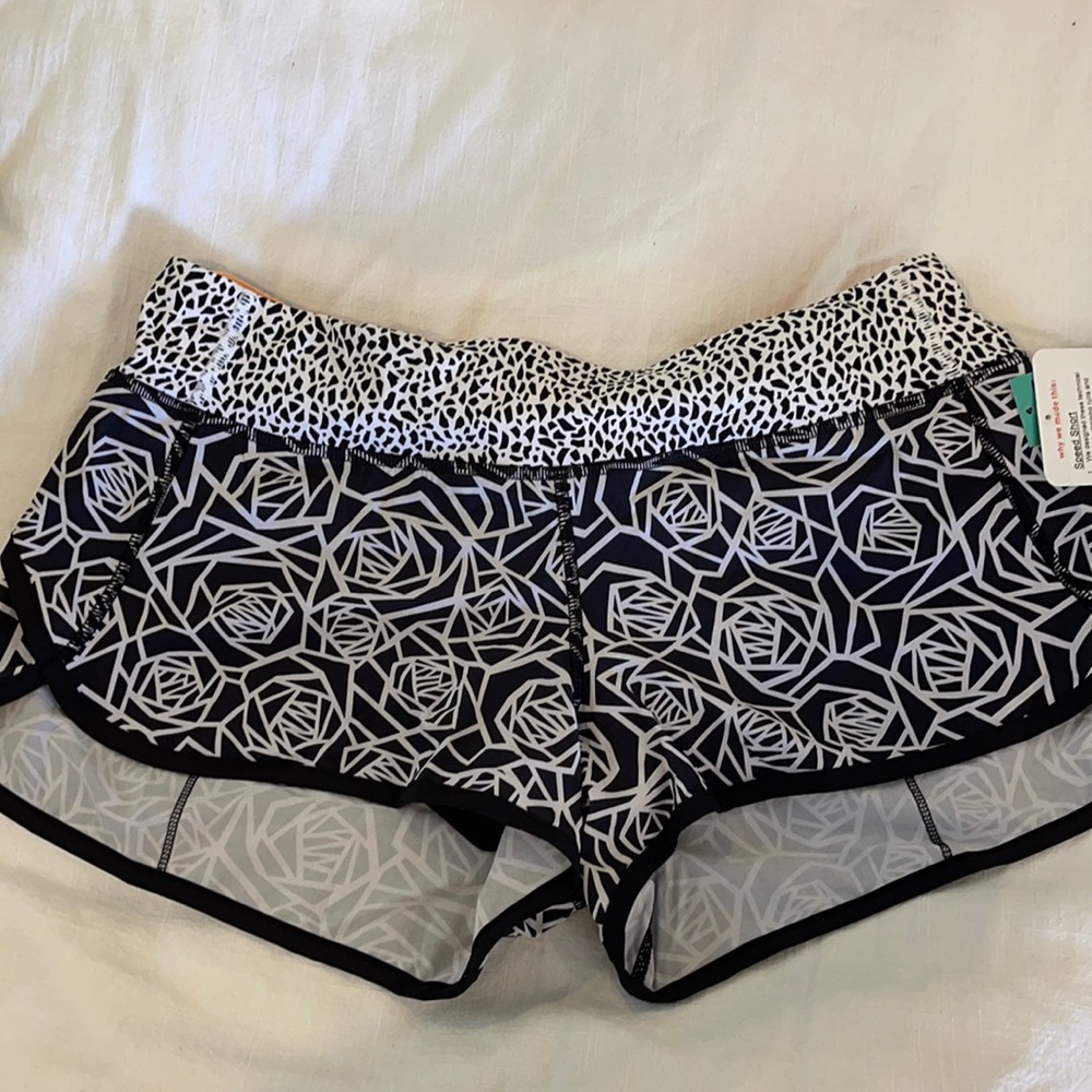 NWT lululemon 2.5” speed short geometric roses